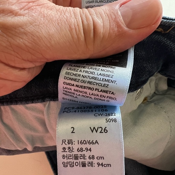 EUC Levi's Women's Bermuda Classic Denim Shorts Dark Wash 2/W26 🔥🔥 (D2) - Picture 4 of 6